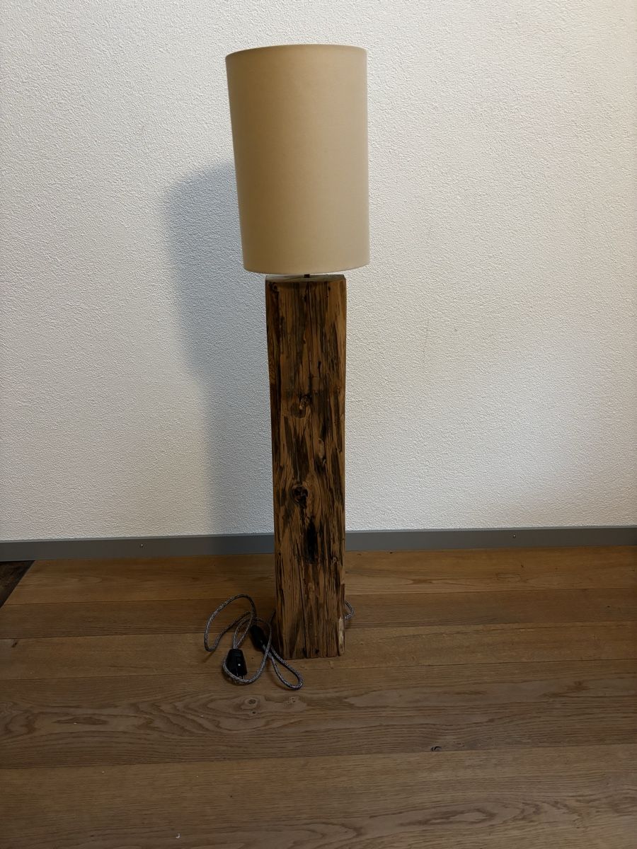 Lampen: Rustic Floor Lamp with Wooden Post – Gebraucht aus Uster von RGertsch