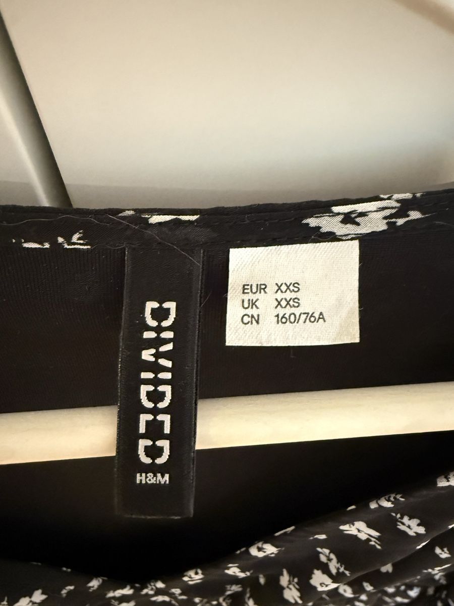 H&M Kleider: Kleid H&M Blumenmuster schwarz Grösse XS – Gebraucht aus Zürich von FionaLuzia 1