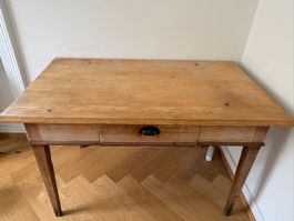 Schöner alter Tisch aus Tannenholz