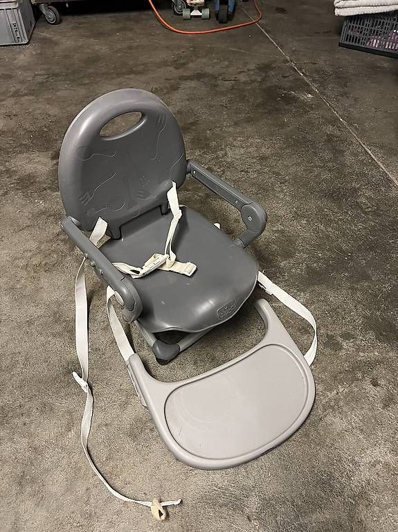 Chaises hautes: Sitz-Erhöhung – D'occasion à Rüti b. Riggisberg par helikopterpilot 1