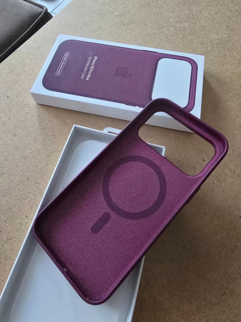 Apple Covers & Schutzfolien: iPhone 18 Pro Max TechWoven Case Rot - neu – Neu und originalverpackt aus Winterthur von HCDAVOS_1921 1