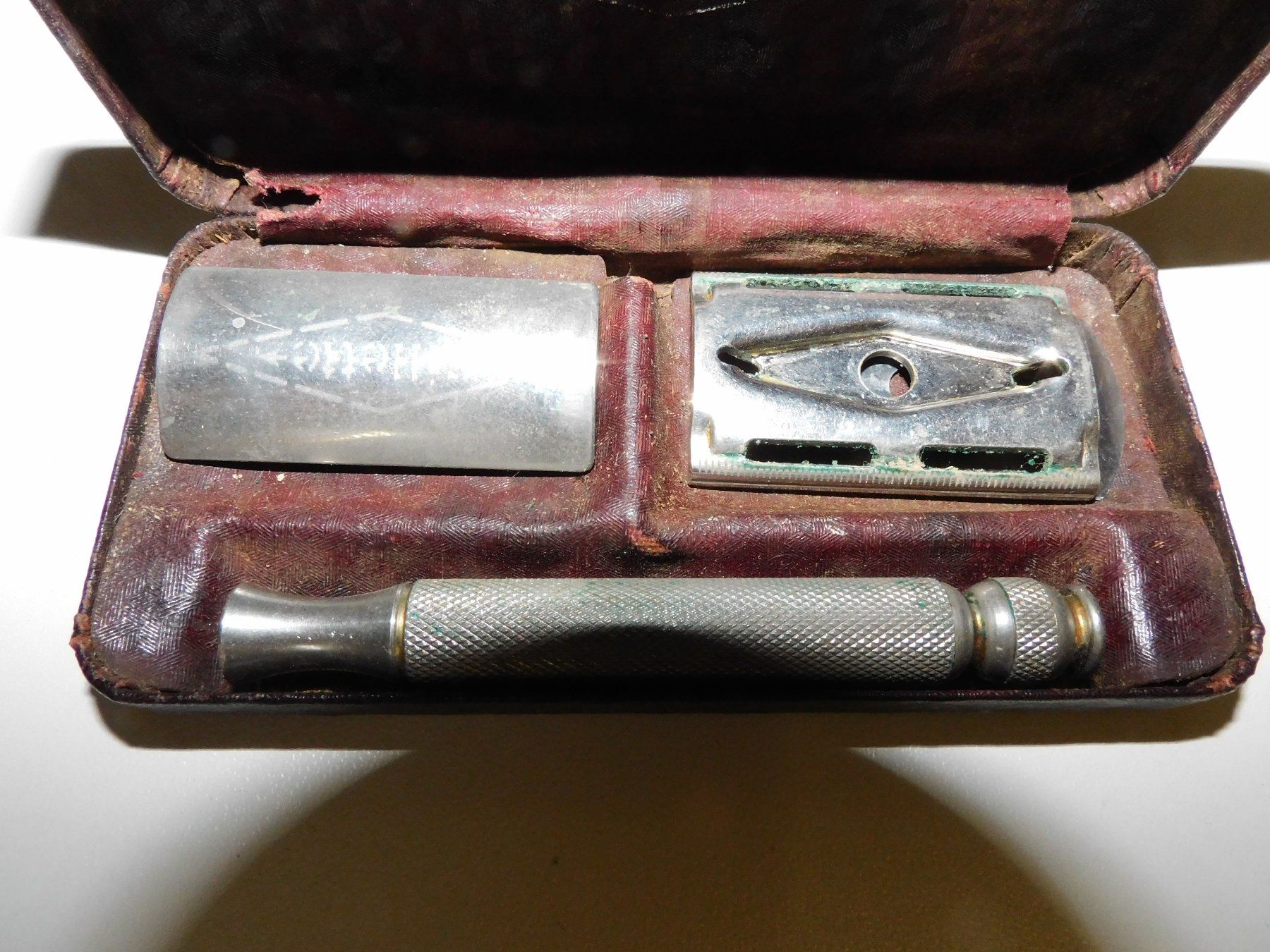 Gillette Rasierapparate & Rasierklingen: Neue Fundschätze Gillette alter Rasierer mit original Karton – Gebraucht aus Sursee von 76 3