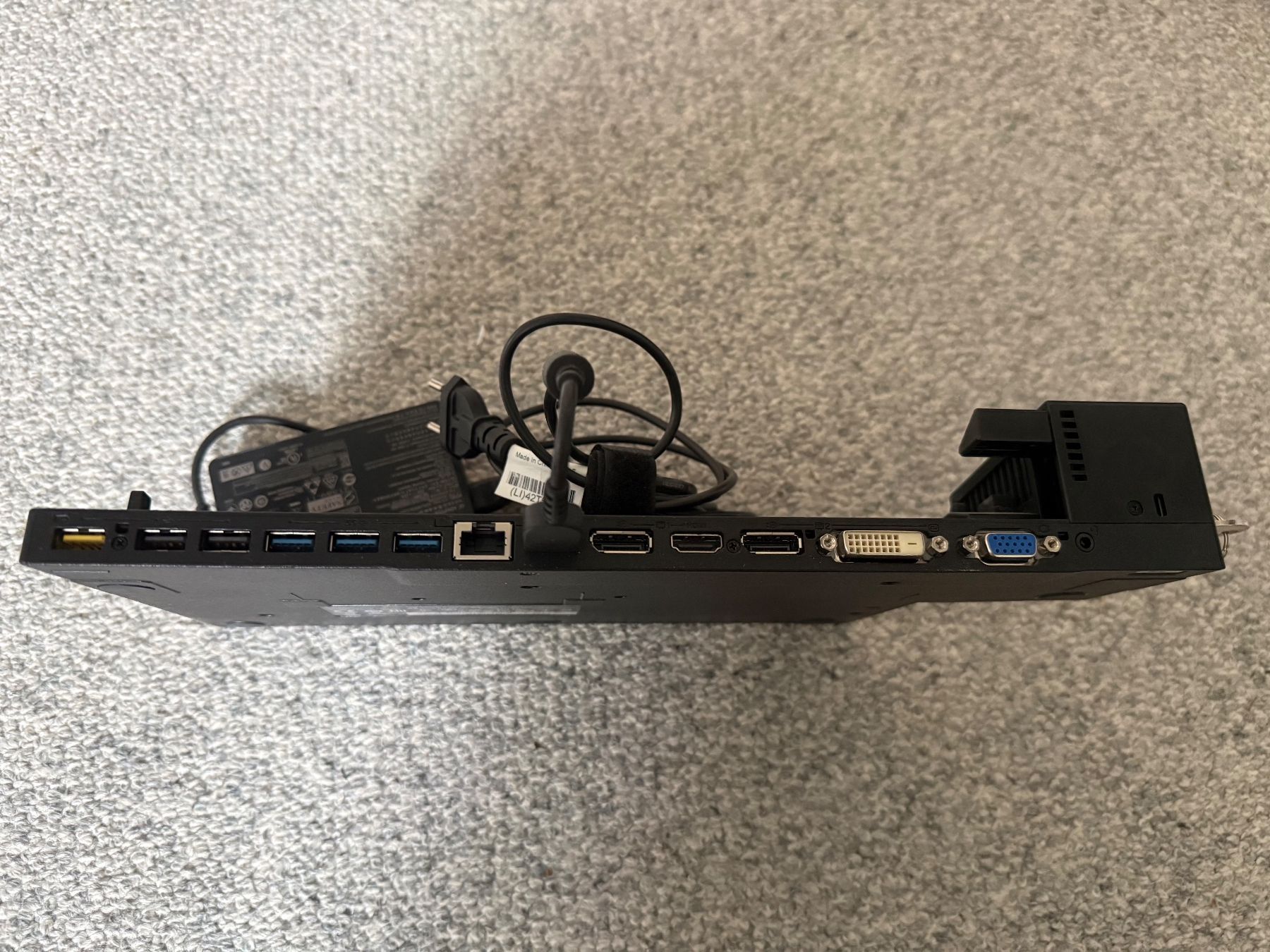 Lenovo Docking station: Thinkpad Ultra Dock Typ 40A2  inkl. Ladeadapter & Schlüssel – Usato da Niederhasli venduto da Cello57 2