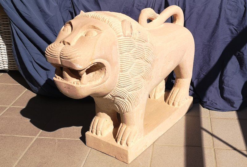 Sculture & Statue: Löwe oder Tiger aus rosa Sandstein, Indien – Usato da Giswil venduto da Pelzer