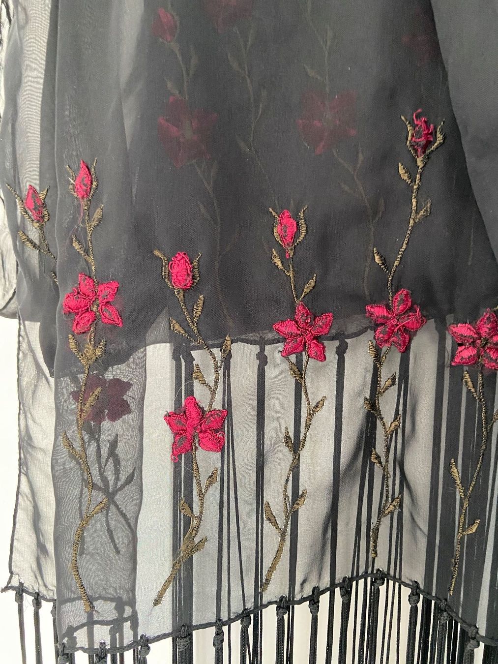 Globus Foulards, Tücher & Schals: Fransen Schal mit Blumen Applikation – Gebraucht aus Luzern von waterfront1