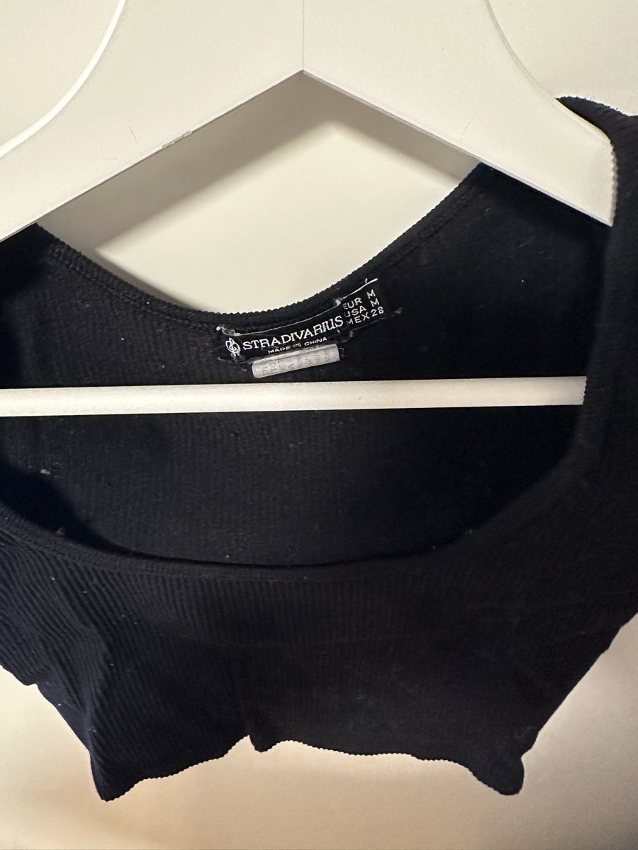 Stradivarius T-Shirts: Schwarzes Crop Top Stradivarius Gr. M – Gebraucht aus Reinach BL von Alles_muss_weg00 2