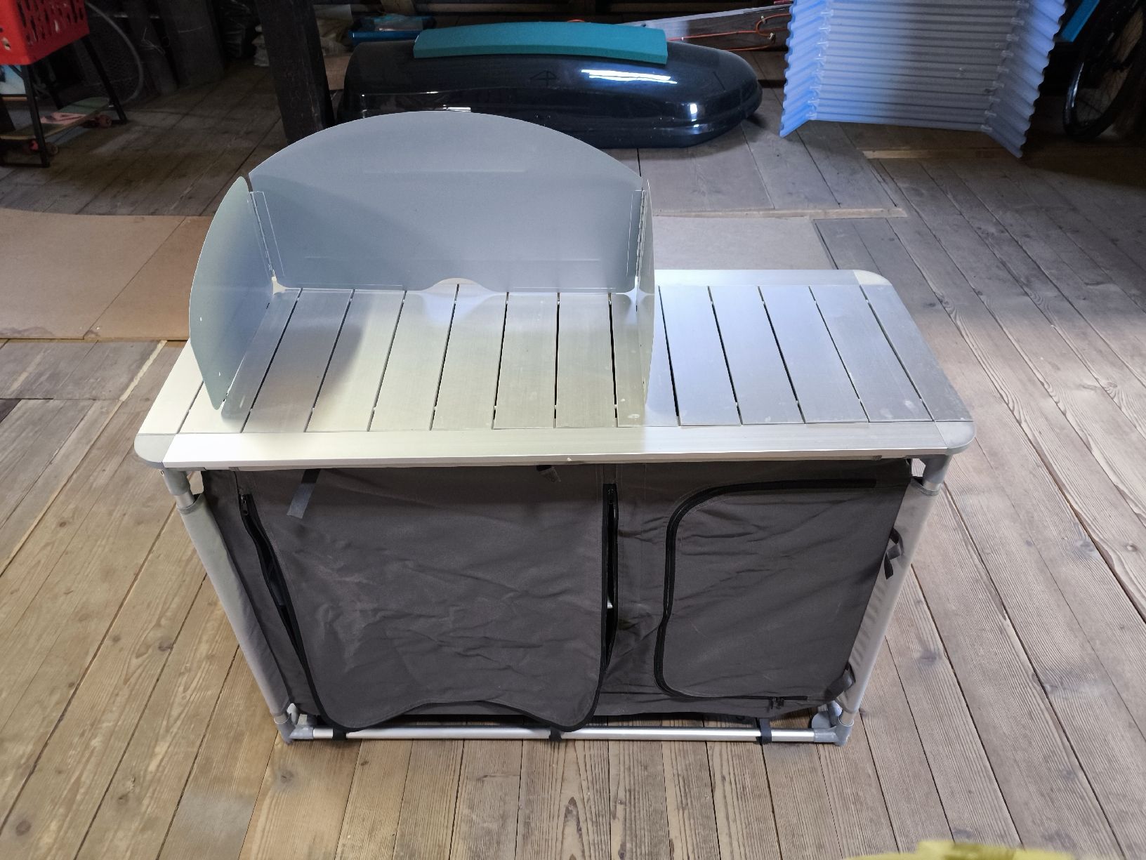 Tavoli: Campingkochtisch, Aluminium Tisch mit Windschutz – Usato da Trub venduto da RoshiMuten 5