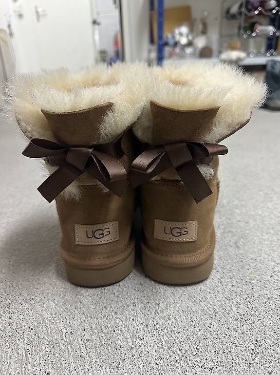 Scarpe da donna: UGGS Stiefel mit Schleifen – Usato da Spreitenbach venduto da Sabrina.dc 1