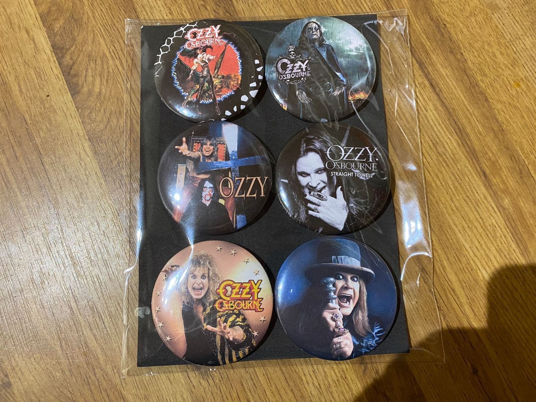 Placchette & Badge: Ozzy Osbourne Ansteck Badges! – Nuovo (secondo la descrizione) da Basel venduto da FatCatPacksTheRatt