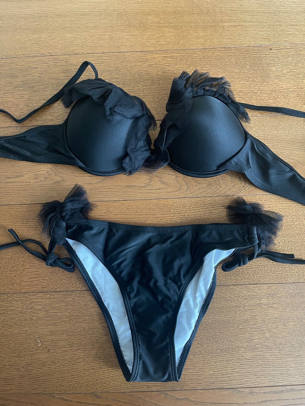 Costumi da bagno & Bikini: Bikini in Schwarz mit Rüschen Gr M Neu – Nuovo e nell'imballaggio originale da Bassersdorf venduto da Sandy456 1
