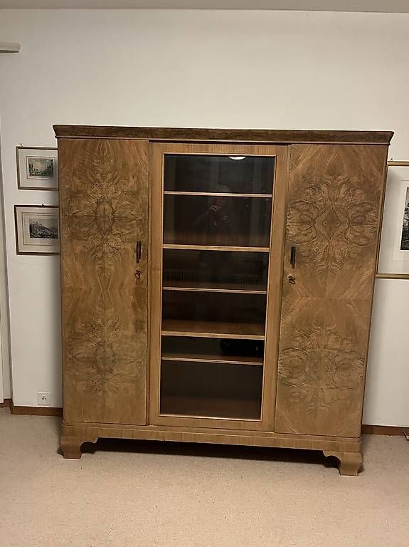 Armadi: Art Deco Nussbaum Schrank mit Vitrine – Usato da Küsnacht ZH venduto da dwst