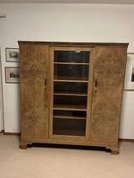 Art Deco Nussbaum Schrank mit Vitrine