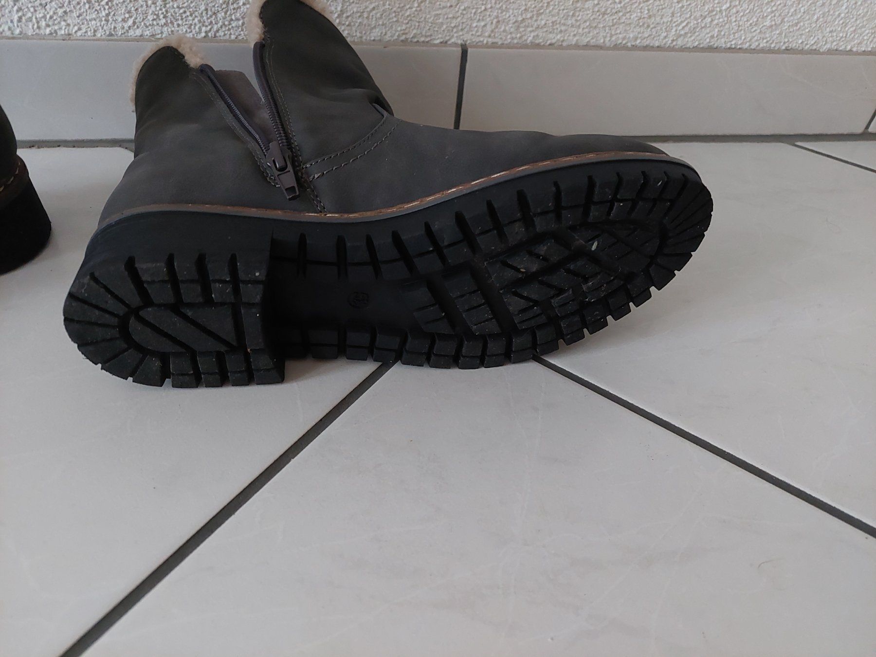 Scarpe da donna: Stiefelette / Boots – Usato da Escholzmatt venduto da Ipbuur 2