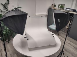 Studioset Fototisch mit zwei Leuchten für Produktefotografie
