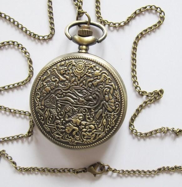 Uhren: Umhängeuhr Relief / Ornament mit Kette – Neu (gemäss Beschreibung) aus Schwanden GL von UHRKNALL