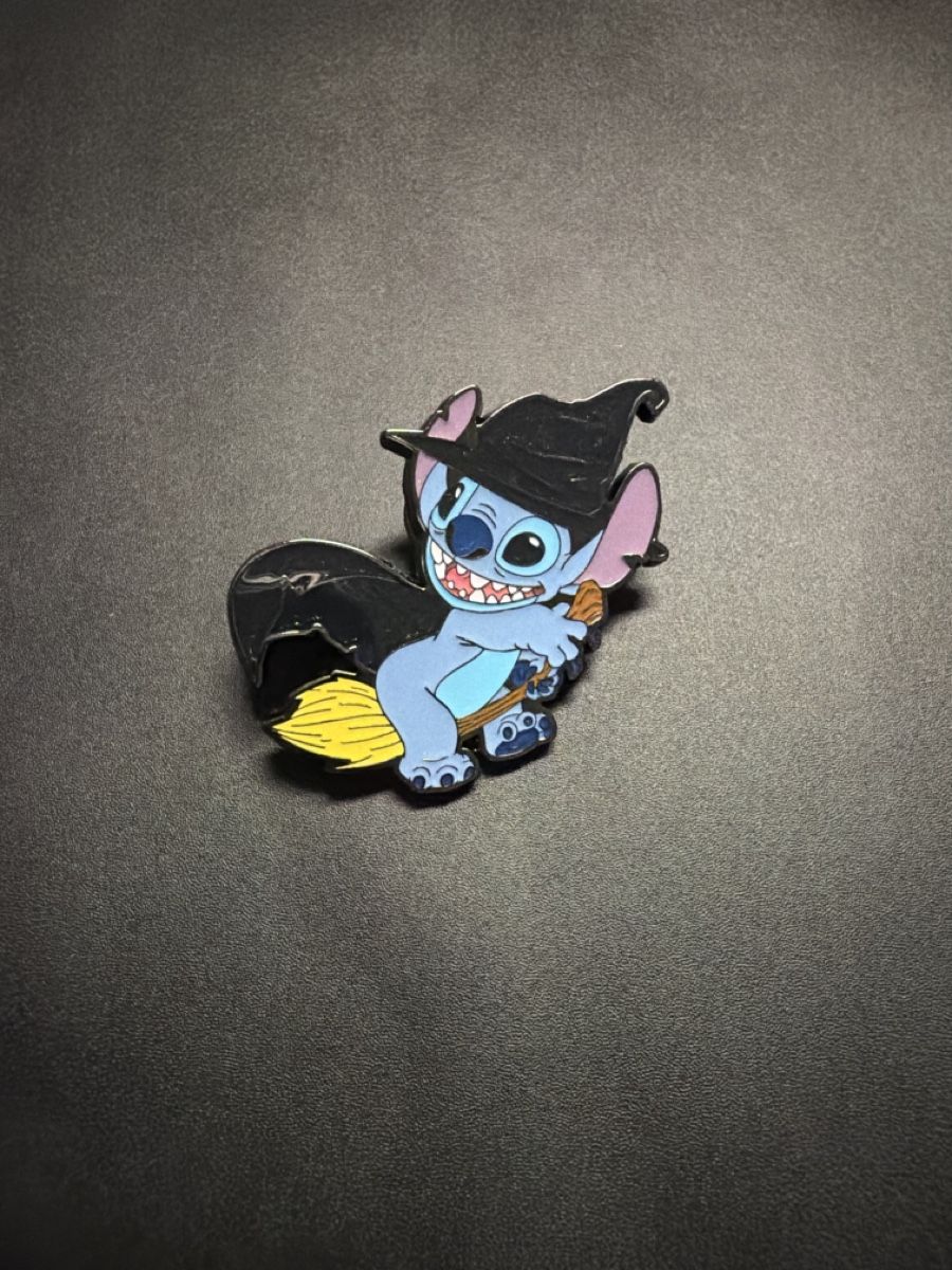 Placchette & Badge: Loungefly Stitch Hexen Pin Disney – Usato da wynigen venduto da Birnenmus