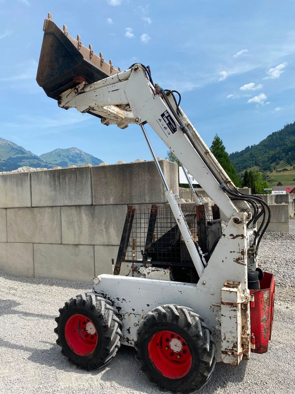 Hoflader: Kompaktlader R40VM, Nr: 1001-P – Defekt aus Kandergrund von 07071963