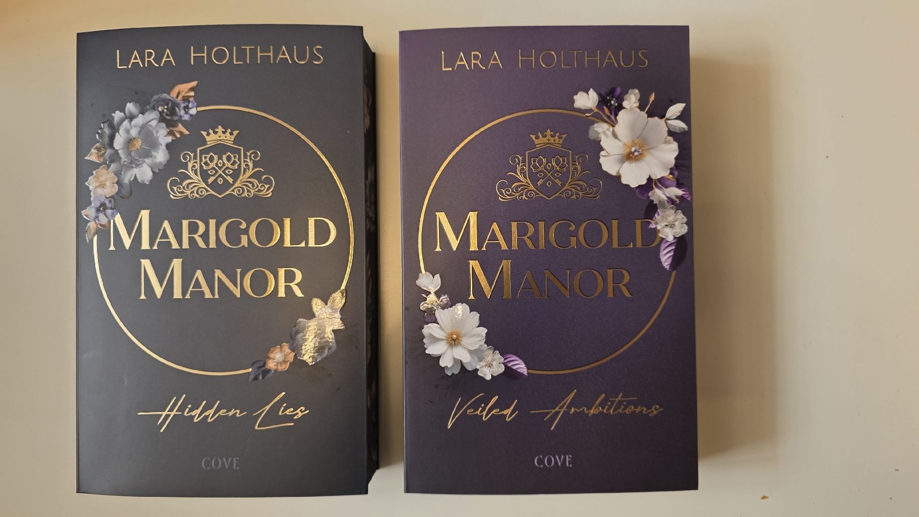 Libri: Marigold Manor Band 1&2 – Nuovo (secondo la descrizione) da Wölflinswil venduto da annika.reimann