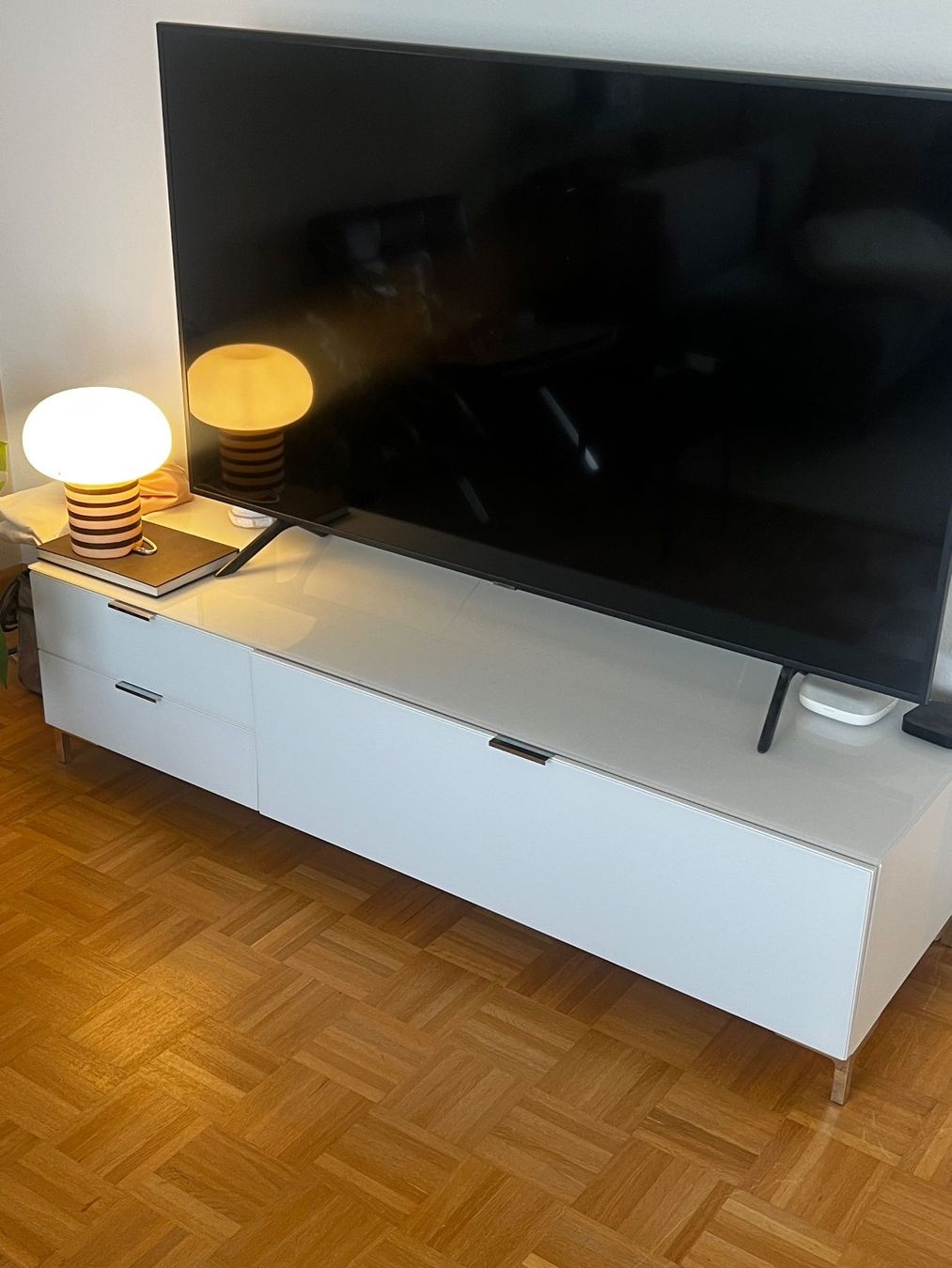 Cassettiere: Lowboard von CS Schmal mit Glasoberfläche – Usato da Basel venduto da hil_m9zg 2