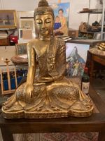 Buddha, Holz geschnitzt, sitzend, goldfarben mit Glassteinen