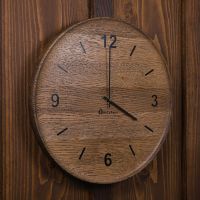 Wanduhr aus Eichenholz, Ziffern &Schalenform – Colour