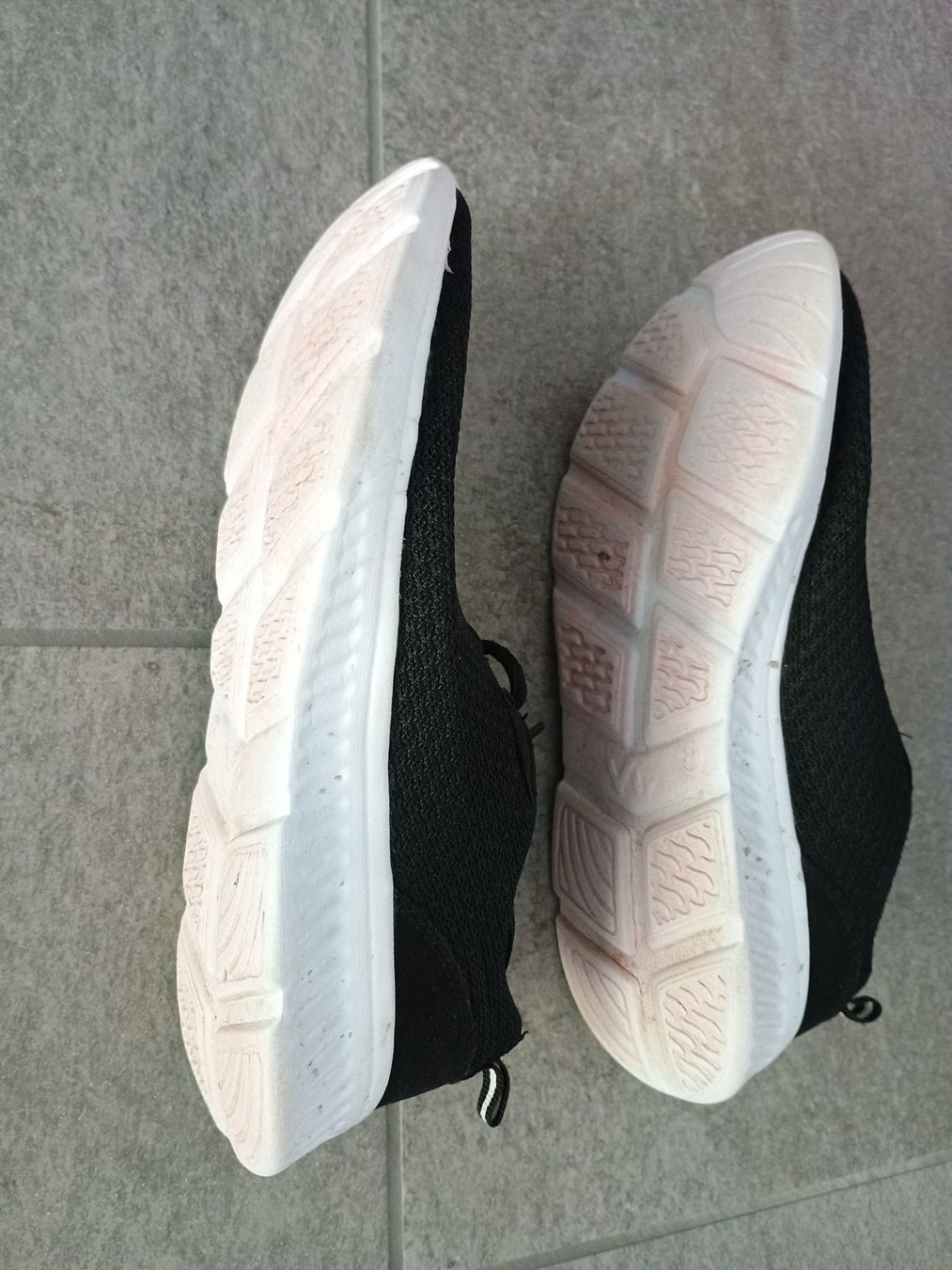 Scarpe da uomo: Turnschuhe Hallenturnschuhe Sneaker Grösse 38 – Usato da Mörel venduto da tasie 1