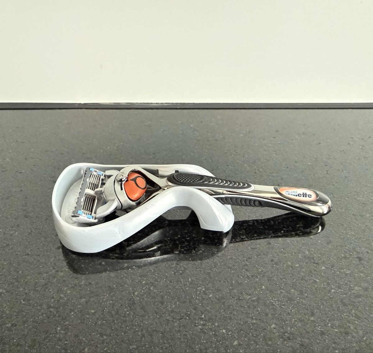 Gillette Rasierapparate & Rasierklingen: Gillette ProGlide Rasierer mit Ständer – Gebraucht aus Bern von LM08