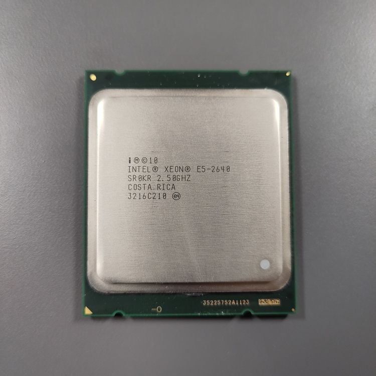 thumbnail image 2 of Lot Of 10 Intel Xeon E5-2640 V4 SR2NZ Processors – 2.40GHz, 25MB Cache, 10-Core, LGA2011-3, Used 2 of 5