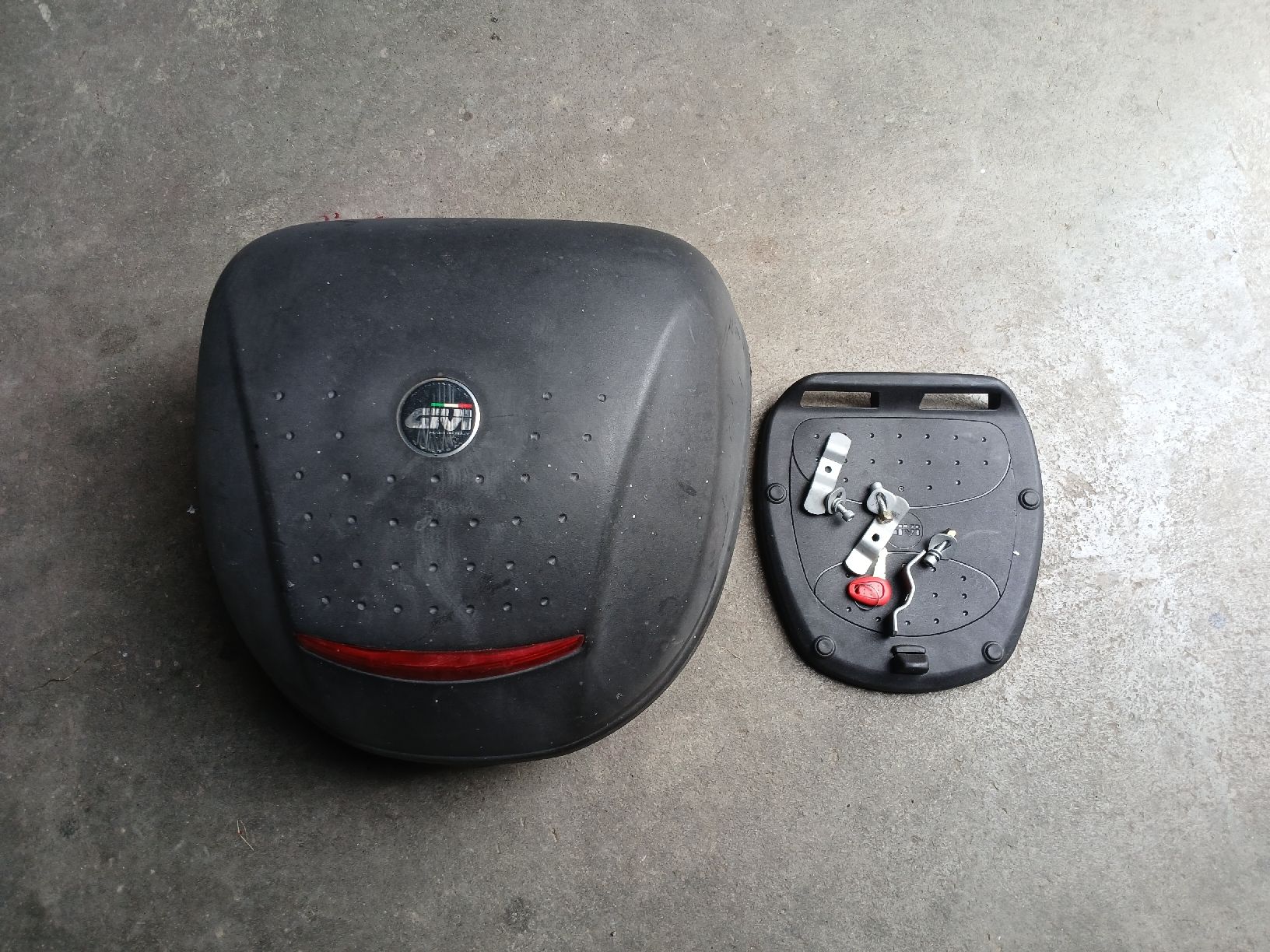 Givi Topcase: top case Givi moto scooter 1 casque – Gebraucht aus Fey von lobanovski1