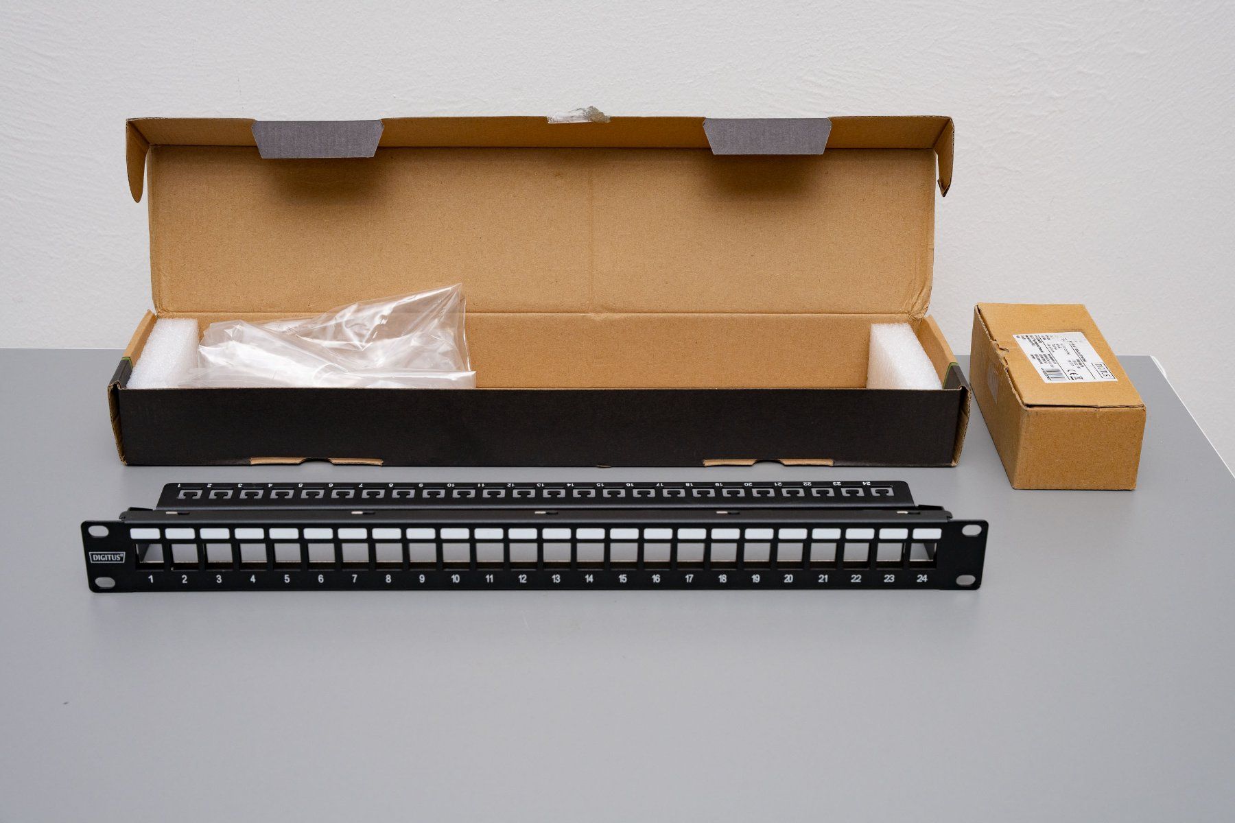 Racks & Supports: Digitus Patchpanel + 24x Cat 6A Keystone-Module – Neuf (Voir description) à Dietlikon par phi_j5l6