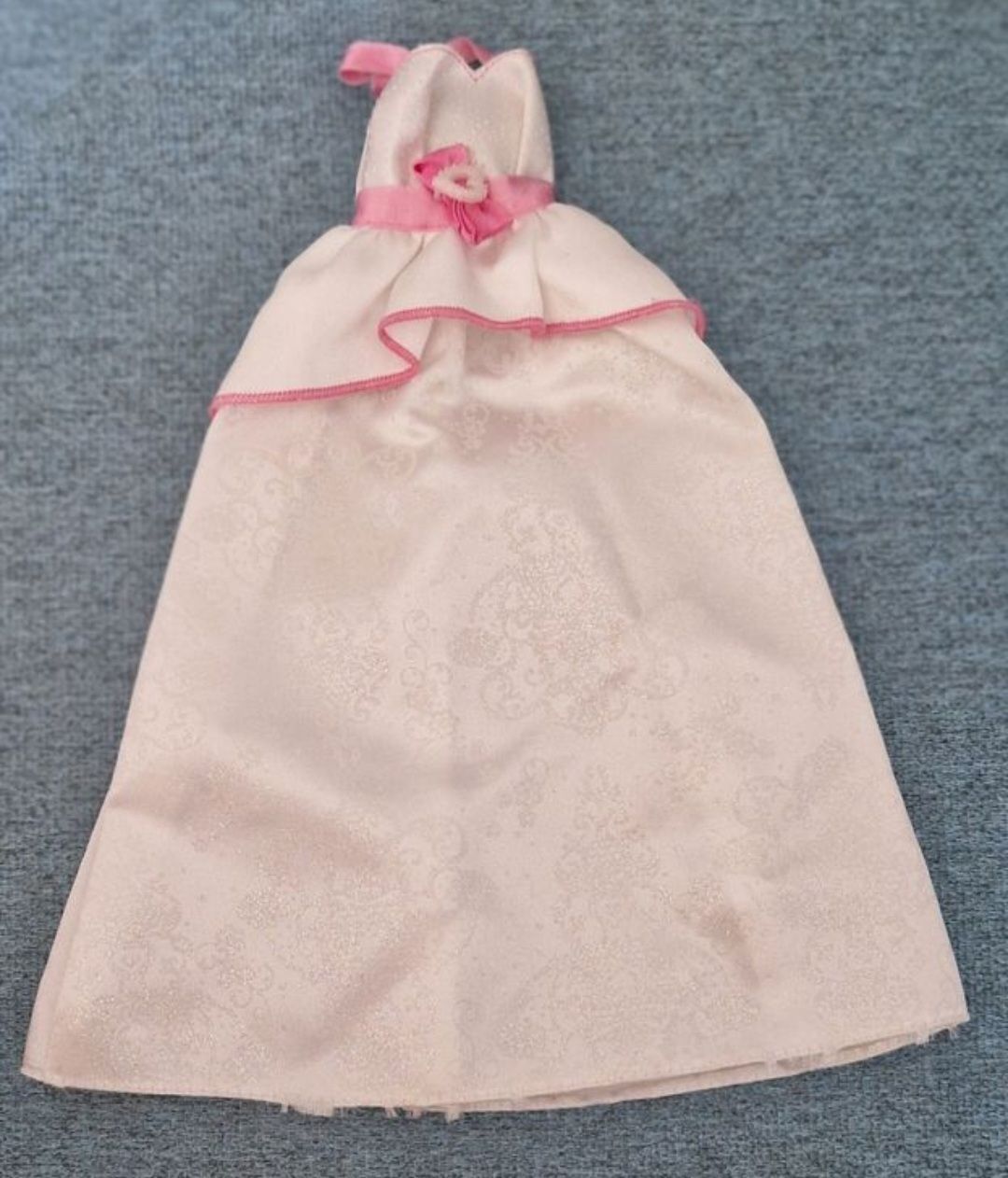 Poupées: Robe pour Barbie – D'occasion à Couvet par Pioune
