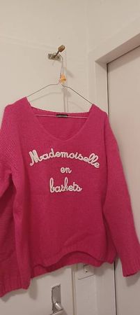 Magnifique pull "Mademoiselle en baskets"