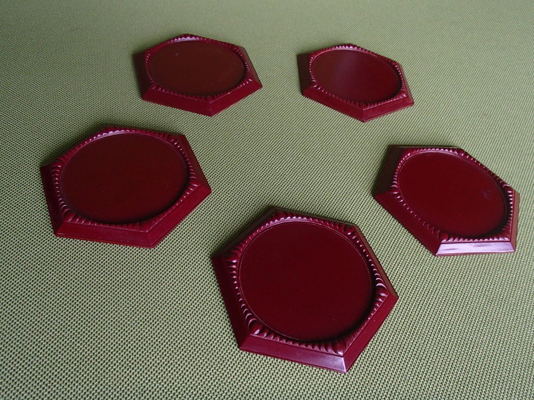 Sottobicchieri: 5 rote 6 eckige Bakelit Glas Untersetzer – Usato da Schöfflisdorf venduto da pullux