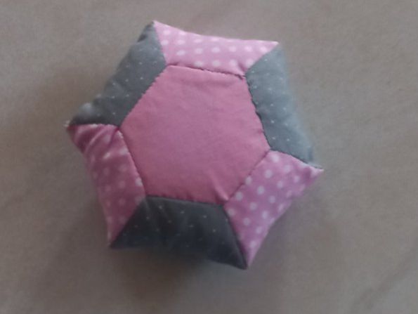 Cuscini: Süsse Katzen Nadelkissen, Handarbeit, Patchwork – Nuovo e nell'imballaggio originale da Winistorf venduto da acreativ2 1