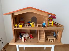 Grosses Puppenhaus aus Holz mit viel Zubehör guter Zustand