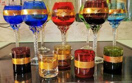 8 mundgeblasene Römer-Weinkelche mit Goldrand, Toskana