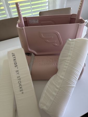 Stokke Rollkoffer JetKids BedBox rosa inklusive Zubehör