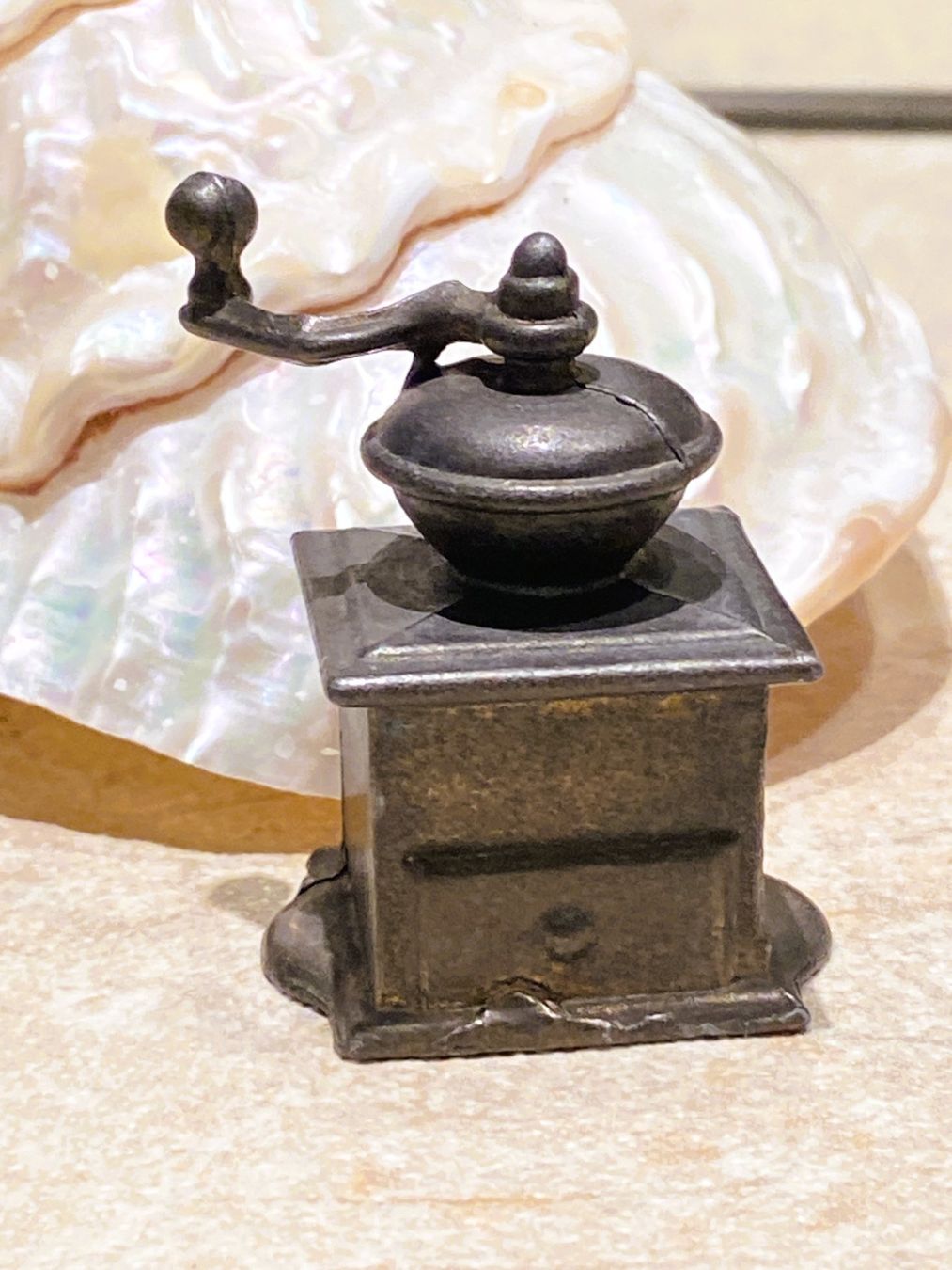 Figuren: Vintage Bronze Messing Kaffeemühle Figur – Gebraucht aus Allschwil von Rosenfee