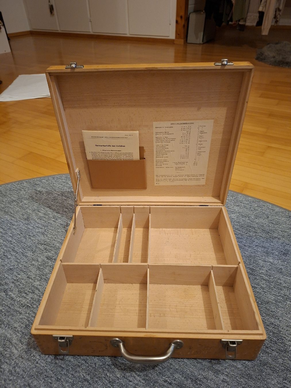 Kit di pronto soccorso: Verbandskasten antik Holz massiv – Usato da Remetschwil venduto da littleredboots 1