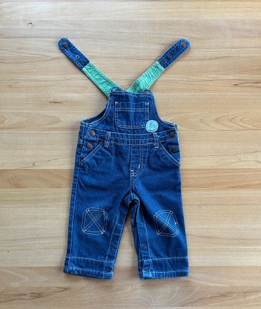 Blaue Latzhosen-Jeans Grösse 68