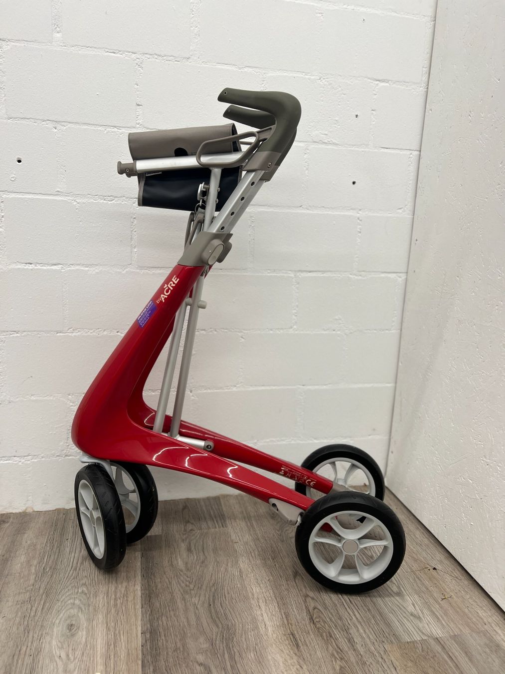 Gehhilfen: Rollator ACRE Carbon Ultralight erdberrenrot – Neu (gemäss Beschreibung) aus Steffisburg von  1