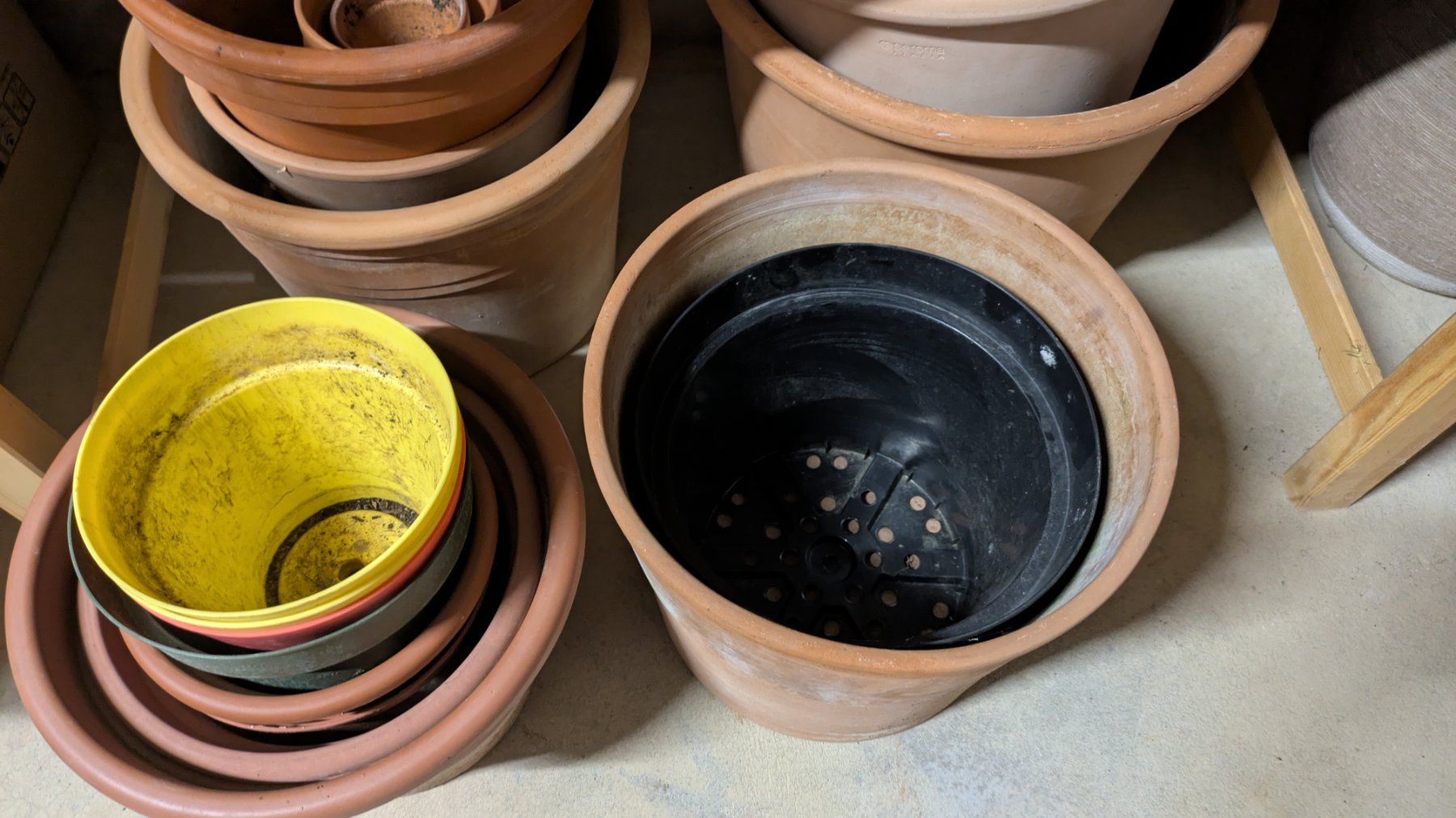 Vasi per fiori: Blumentöpfe Terrakotta und Plastik verschiedene Grössen – Usato da Staufen venduto da Fleby84 1