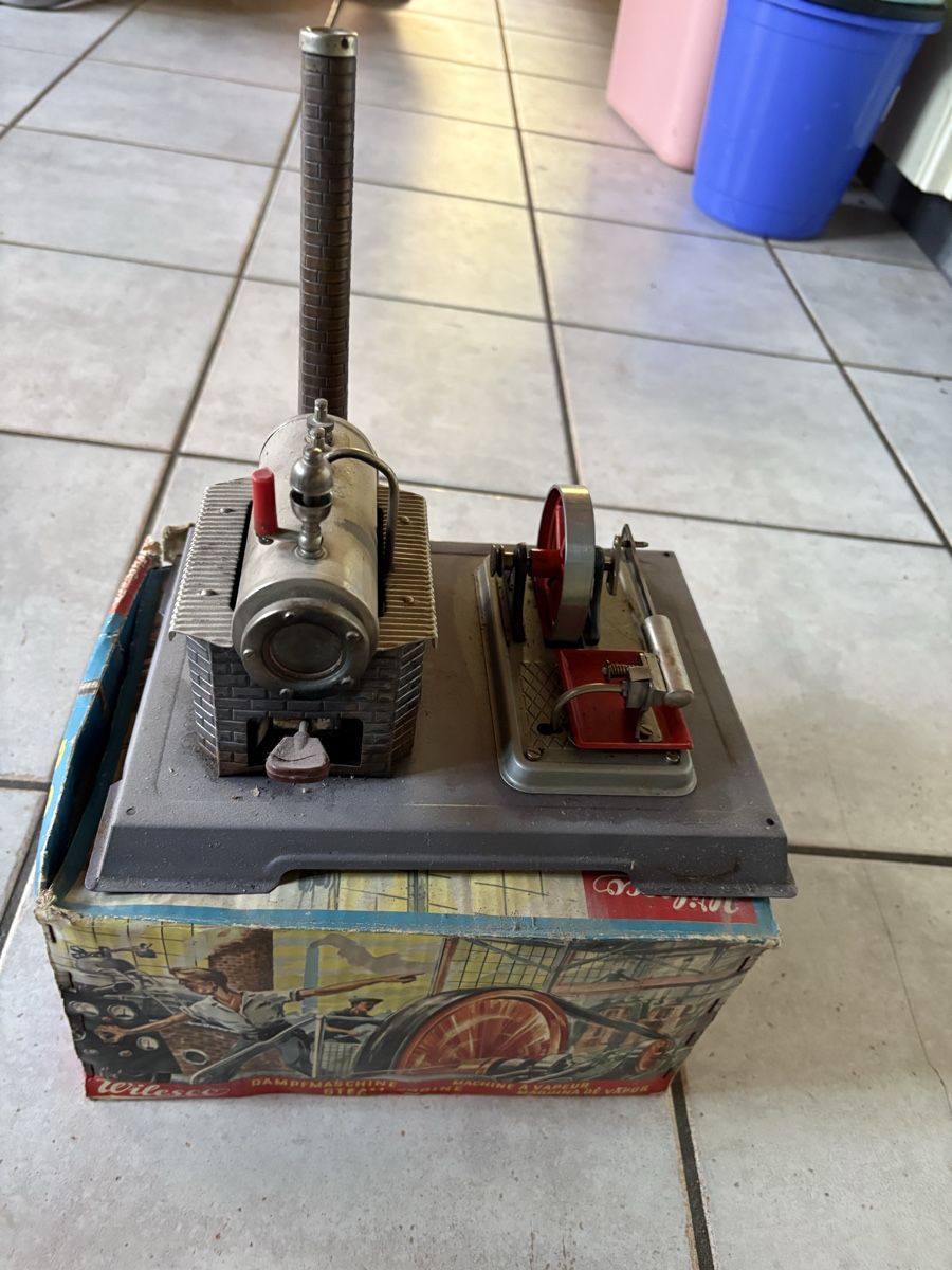 Wilesco Kit di modellismo & Modellini statici: Wiesco Dampfmaschine D8 – Usato da Reichenbach im Kandertal venduto da rue_88nv 1