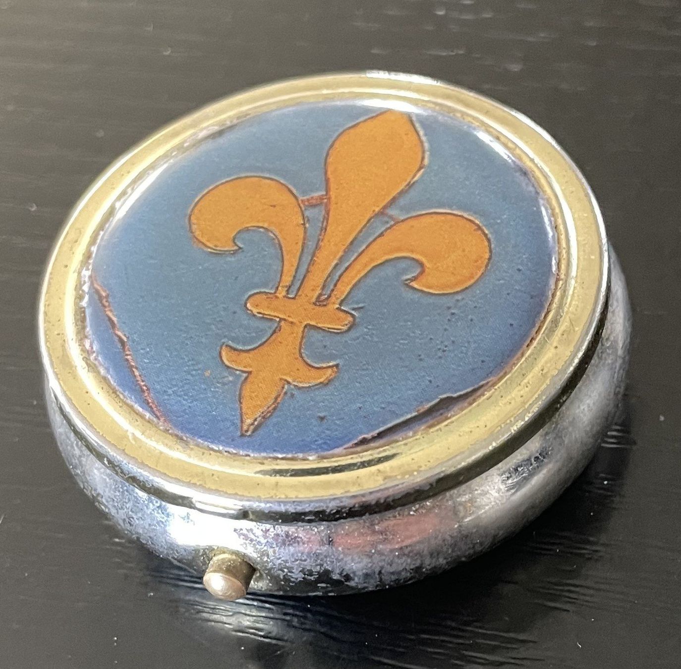 Recipients et similaires: Fleur de Lys Blechdose Dose Behälter Pillendose Springdeckel – D'occasion à Oftringen par allesmeins