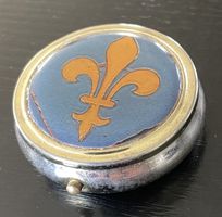 Fleur de Lys Blechdose Dose Behälter Pillendose Springdeckel