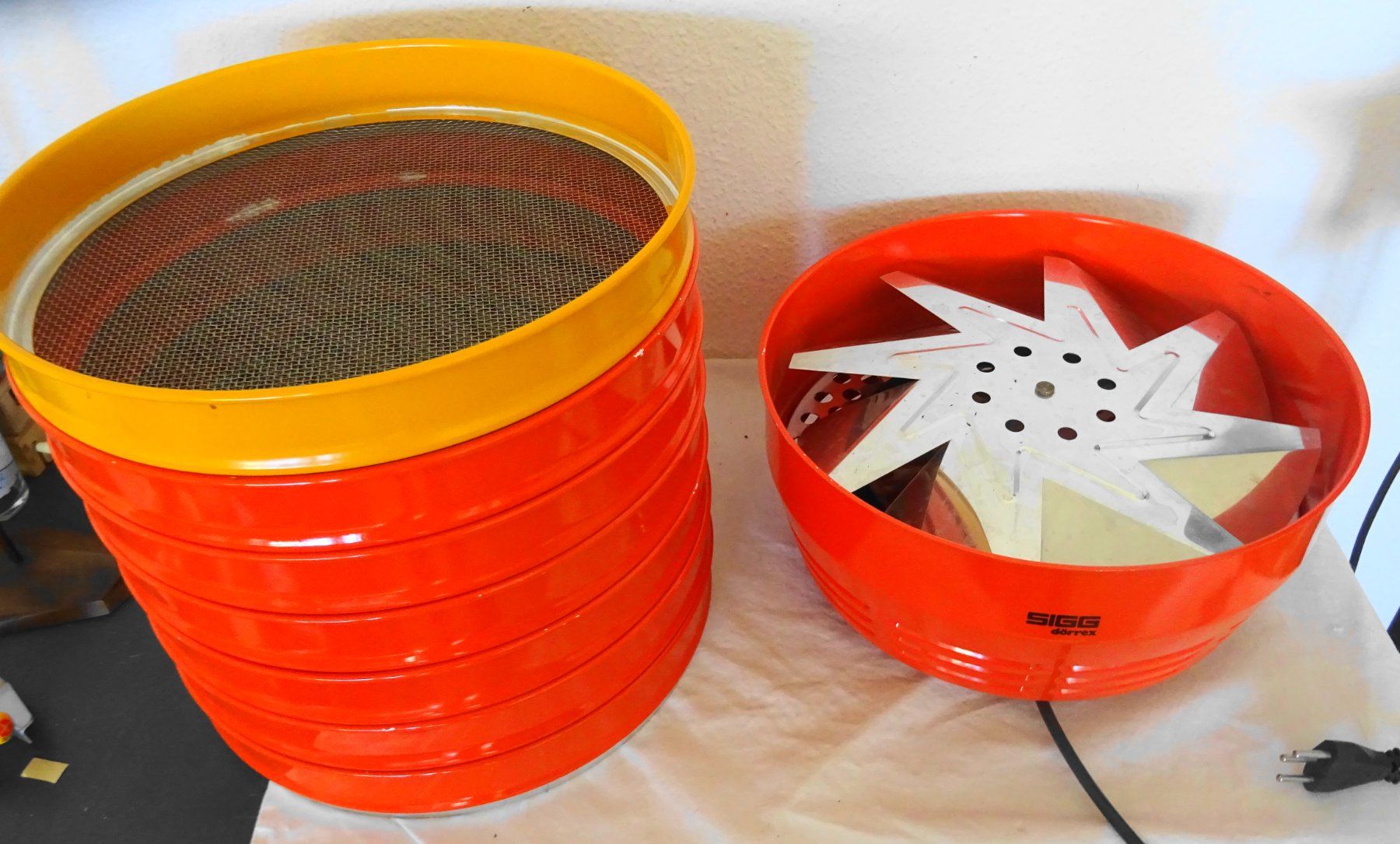 Sigg Elettrodomestici da cucina: SIGG Dörrex Dörrapparat mit 7 Dörr Sieben orange – Usato da Zürich venduto da Connie8 2