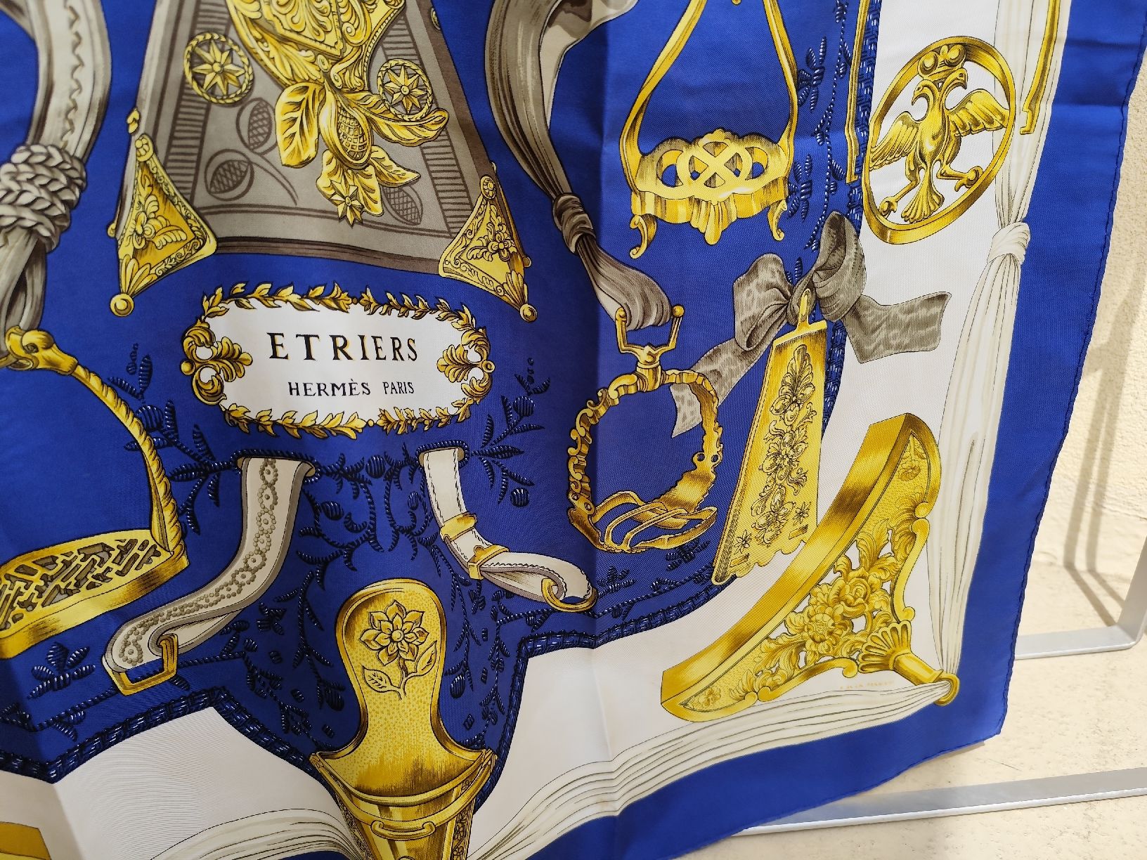 Hermès Foulard & Sciarpe: Carré Hermès bleu et doré – Usato da Montreux venduto da prl_z2lr 4