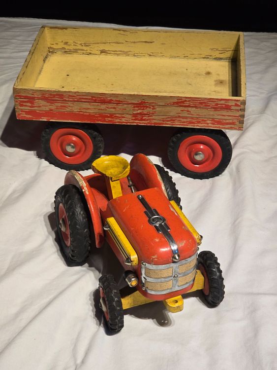 Vieux Tracteur Avec Une Remorque Photo stock - Image du machines, moteur: 49108464