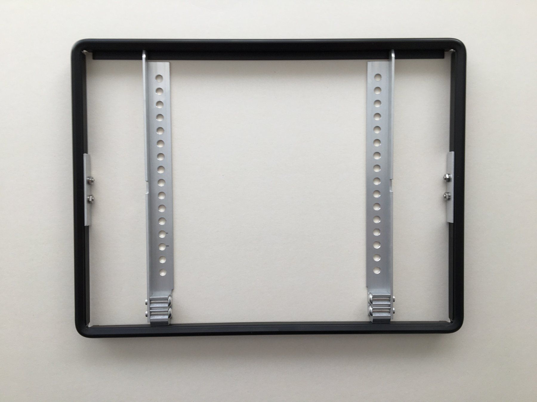 Supporti a parete: NUMMERNSCHILDHALTER 31x24 (ALTES FORMAT) – Nuovo e nell'imballaggio originale da Chur venduto da Bart88