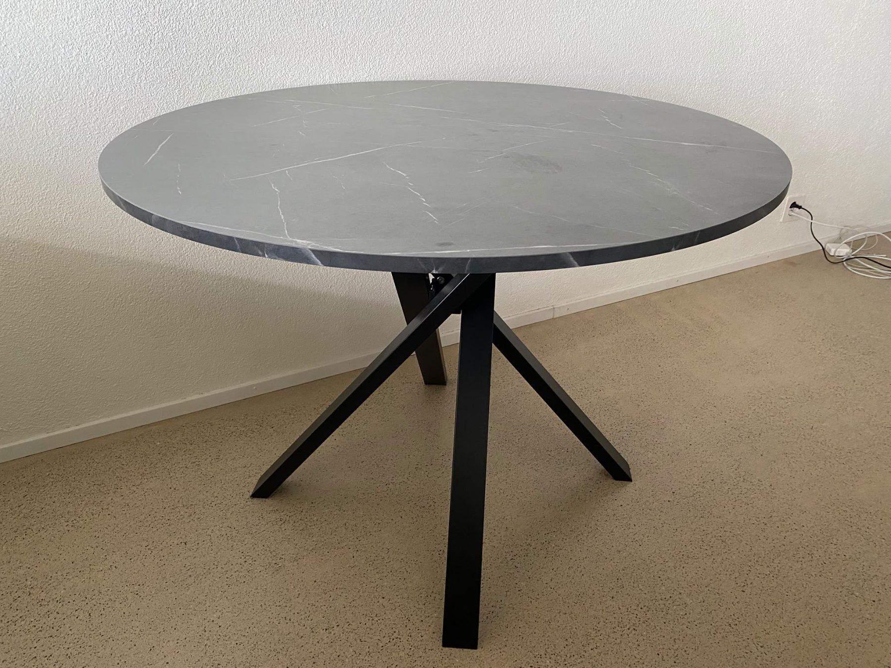 Ikea Tables: Dining circled table – D'occasion à Zürich par gio_peirano98